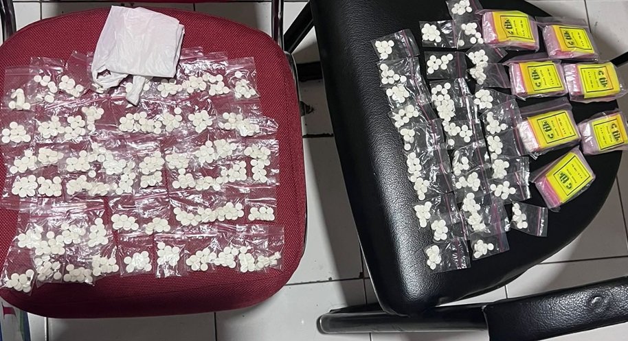 Satresnarkoba Polres Salatiga mengamankan HM (28) di kawasan Mangunsari, Sidomukti, Sabtu (15/8/2026), setelah menerima informasi dugaan transaksi obat keras. Polisi menemukan 2.370 tablet putih berlogo “Y”, telepon genggam, dan plastik klip. HM diduga berperan sebagai pengedar dan kini menjalani penyidikan untuk mengungkap kemungkinan keterlibatan pihak lain.