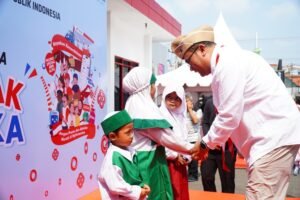 PT Pertamina Patra Niaga Regional Jawa Bagian Tengah menggelar aktivasi kemerdekaan di tujuh SPBU di Jawa Tengah dan DIY pada Senin (17/8/2026) untuk memperingati HUT ke-81 RI. Melalui program Tebus Murah Paket Sembako, masyarakat dapat membeli paket senilai Rp150 ribu seharga Rp100 ribu, sementara hasil penjualan disalurkan sebagai donasi bagi korban gempa bumi di NTT.