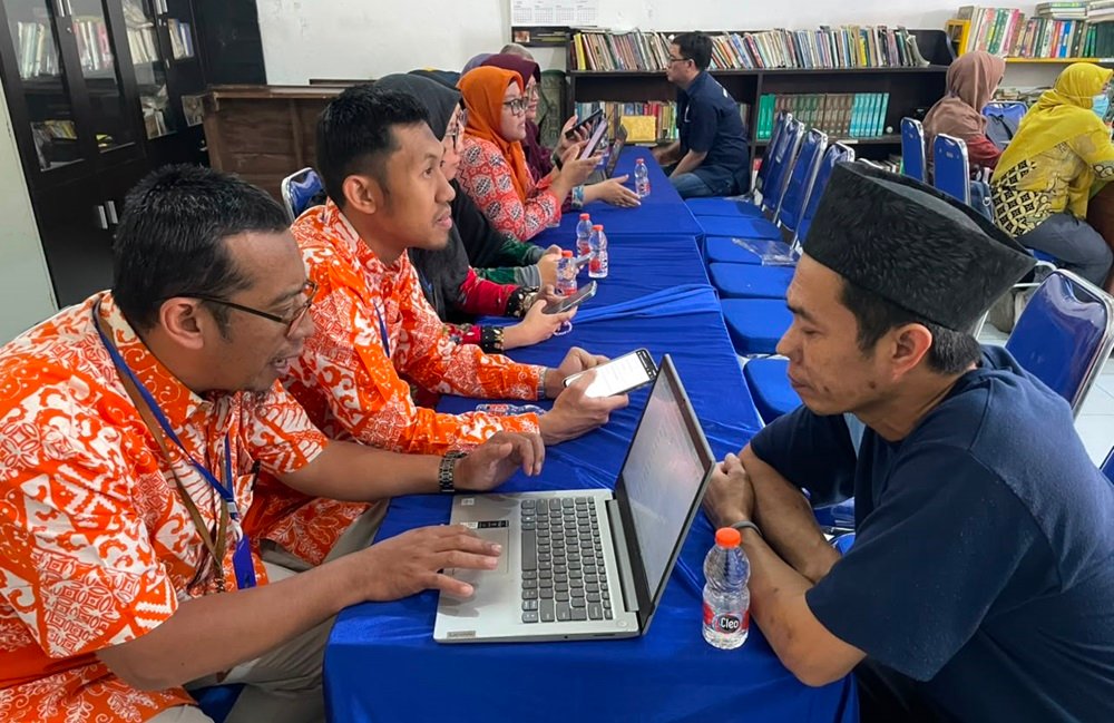 Sebanyak 165 warga binaan Rutan Kelas IIB Salatiga mengikuti Sensus Ekonomi 2026 (SE2026) yang digelar BPS Kota Salatiga di Aula Rutan, Kamis (20/8/2026). Pendataan tersebut dilakukan untuk memperoleh data ekonomi yang akurat dan komprehensif sebagai dasar perencanaan pembangunan, sekaligus memperkuat sinergi antara BPS dan jajaran pemasyarakatan.