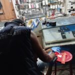 Polres Semarang mengungkap temuan serpihan tulang yang diduga bagian dari tulang kepala serta bercak darah di TKP konter Royal Phone, Kelurahan Pojoksari, Kecamatan Ambarawa, Jumat (7/8/2026), dalam penyelidikan kasus dugaan perampokan disertai pembunuhan terhadap Chandra Waskito. Polisi juga telah memeriksa tujuh saksi, menemukan 53 unit telepon genggam di mobil tempat jasad korban ditemukan di Gubug, Kabupaten Grobogan, dan masih menunggu hasil otopsi untuk memastikan penyebab kematian.
