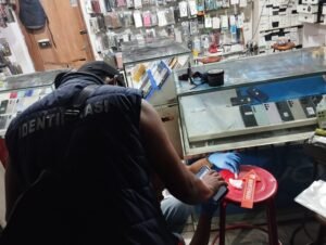 Polres Semarang mengungkap temuan serpihan tulang yang diduga bagian dari tulang kepala serta bercak darah di TKP konter Royal Phone, Kelurahan Pojoksari, Kecamatan Ambarawa, Jumat (7/8/2026), dalam penyelidikan kasus dugaan perampokan disertai pembunuhan terhadap Chandra Waskito. Polisi juga telah memeriksa tujuh saksi, menemukan 53 unit telepon genggam di mobil tempat jasad korban ditemukan di Gubug, Kabupaten Grobogan, dan masih menunggu hasil otopsi untuk memastikan penyebab kematian.