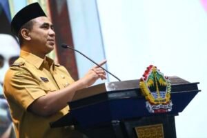 Wakil Gubernur Jawa Tengah Taj Yasin Maimoen mengapresiasi Kepala SPPG Jati, Karanganyar, yang mencicipi menu MBG setelah tim dapur melaporkan aroma mencurigakan, Rabu (12/8/2026). Tindakan itu dilakukan untuk memastikan keamanan makanan sebelum didistribusikan. Pemprov Jateng menilai kejadian tersebut menjadi evaluasi untuk memperketat pengawasan kualitas program MBG.