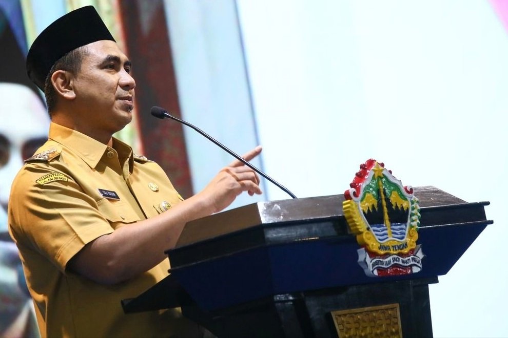Wakil Gubernur Jawa Tengah Taj Yasin Maimoen mengapresiasi Kepala SPPG Jati, Karanganyar, yang mencicipi menu MBG setelah tim dapur melaporkan aroma mencurigakan, Rabu (12/8/2026). Tindakan itu dilakukan untuk memastikan keamanan makanan sebelum didistribusikan. Pemprov Jateng menilai kejadian tersebut menjadi evaluasi untuk memperketat pengawasan kualitas program MBG.