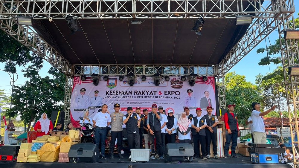 Ratusan warga dari sembilan desa dan empat kelurahan memadati Kantor Kecamatan Bergas, Kabupaten Semarang, Selasa (25/8/2026), untuk mengikuti Kesenian Rakyat dan Expo Kecamatan Bergas serta KKN UPGRIS Berdampak 2026. Kegiatan tersebut menghadirkan produk UMKM lokal sekaligus memperkuat kolaborasi UPGRIS dan Pemerintah Kabupaten Semarang melalui program KKN.
