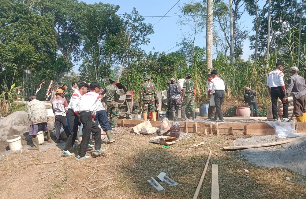 Purna Paskibraka Indonesia (PPI) Kota Salatiga menerjunkan 30 anggotanya untuk mendukung pelaksanaan TMMD Reguler ke-129 Kodim 0714/Salatiga di Desa Cukil, Kecamatan Tengaran, Kabupaten Semarang. Ketua PPI Kota Salatiga Aditya Ramadhan menyebut kolaborasi bersama TNI dan masyarakat ini menjadi bentuk pengabdian sekaligus pengalaman perdana yang diharapkan memperkuat semangat gotong royong.