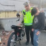 Seorang pelajar kelas 10 SMK Bakti Nusantara berinisial KM (16) ditilang Satlantas Polres Salatiga karena mengendarai sepeda motor dengan knalpot tidak sesuai spesifikasi di pertigaan Cebongan, Selasa (11/8/2026). Polisi menilai suara knalpot brong mengganggu kenyamanan pengguna jalan. Selain penindakan, Kasat Lantas AKP Henry Sulistyanta memberikan edukasi agar pelajar tidak menggunakan knalpot yang menimbulkan kebisingan.