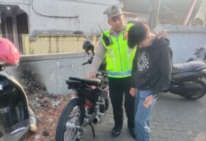 Seorang pelajar kelas 10 SMK Bakti Nusantara berinisial KM (16) ditilang Satlantas Polres Salatiga karena mengendarai sepeda motor dengan knalpot tidak sesuai spesifikasi di pertigaan Cebongan, Selasa (11/8/2026). Polisi menilai suara knalpot brong mengganggu kenyamanan pengguna jalan. Selain penindakan, Kasat Lantas AKP Henry Sulistyanta memberikan edukasi agar pelajar tidak menggunakan knalpot yang menimbulkan kebisingan.