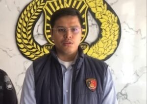 Satreskrim Polres Semarang mengungkap kasus perampokan yang menewaskan pemilik Royal Phone, Chandra Waskito, melalui jejak salah satu tersangka saat menggunakan jasa ojek online dari Grobogan menuju Ambarawa. Polisi menelusuri pengemudi GoRide yang menerima satu unit handphone sebagai pembayaran hingga memperoleh identitas tersangka. Penyidik juga menyebut motif perkara berkaitan dengan persoalan ekonomi dan masih melengkapi berkas sebelum diserahkan kepada kejaksaan.