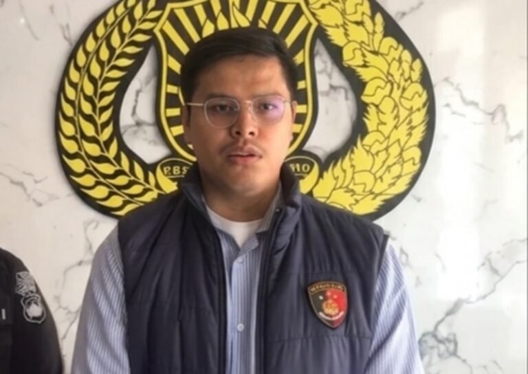 Satreskrim Polres Semarang mengungkap kasus perampokan yang menewaskan pemilik Royal Phone, Chandra Waskito, melalui jejak salah satu tersangka saat menggunakan jasa ojek online dari Grobogan menuju Ambarawa. Polisi menelusuri pengemudi GoRide yang menerima satu unit handphone sebagai pembayaran hingga memperoleh identitas tersangka. Penyidik juga menyebut motif perkara berkaitan dengan persoalan ekonomi dan masih melengkapi berkas sebelum diserahkan kepada kejaksaan.