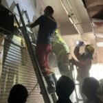 Sebuah kios perlengkapan pakaian muslim di Pasar Raya II, Jalan Jenderal Sudirman, Kota Salatiga, terbakar pada Kamis (20/8/2026) sekitar pukul 11.00 WIB. Kebakaran diduga dipicu korsleting listrik pada lampu bagian atas ruko yang digunakan sebagai gudang. Tiga unit mobil damkar dikerahkan dan api berhasil dipadamkan tanpa korban jiwa.