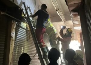 Sebuah kios perlengkapan pakaian muslim di Pasar Raya II, Jalan Jenderal Sudirman, Kota Salatiga, terbakar pada Kamis (20/8/2026) sekitar pukul 11.00 WIB. Kebakaran diduga dipicu korsleting listrik pada lampu bagian atas ruko yang digunakan sebagai gudang. Tiga unit mobil damkar dikerahkan dan api berhasil dipadamkan tanpa korban jiwa.
