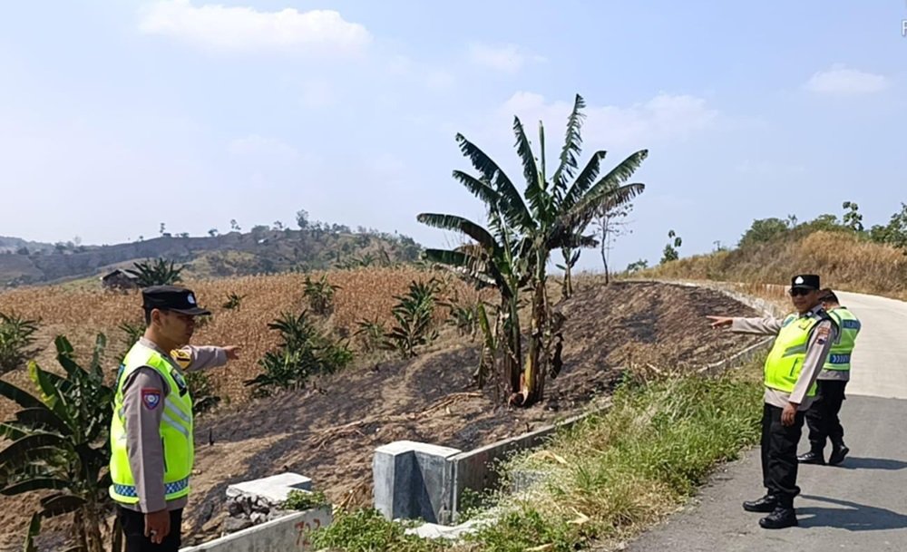 Polres Semarang memastikan laporan titik panas di kawasan hutan Watu Gajah, Desa Candirejo, Kecamatan Pringapus, Kabupaten Semarang, bukan merupakan kebakaran hutan maupun lahan. Kasat Reskrim Polres Semarang Bodia Teja Lelana menjelaskan hasil verifikasi lapangan pada Jumat (1/8/2026) menunjukkan hotspot berasal dari bekas pembakaran rumput di lahan warga yang telah padam, sehingga kondisi dinyatakan aman dan terkendali.