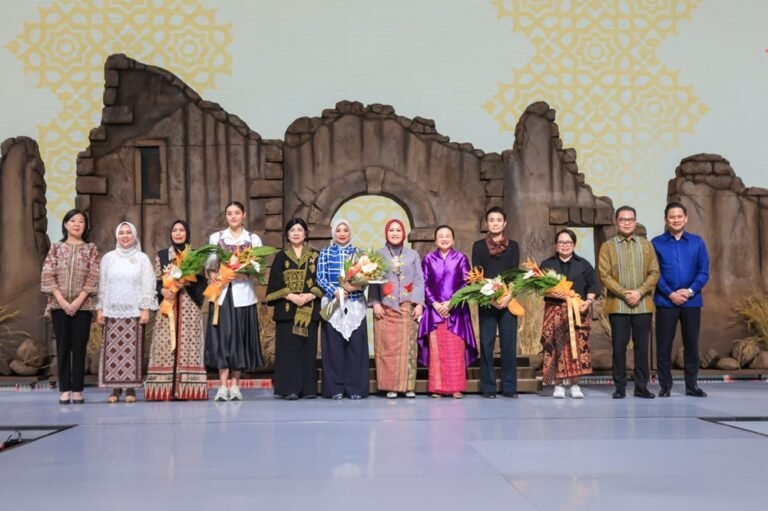 Sebanyak 11 UMKM binaan Bank Indonesia dari Jawa Tengah mencatat transaksi Rp2,94 miliar dalam Karya Kreatif Indonesia (KKI) 2026 di JICC Jakarta, 20–23 Agustus. Capaian tersebut meningkat Rp1,93 miliar dibandingkan 2025, didorong perluasan produk terkurasi serta peluang kerja sama bisnis dengan pasar domestik dan mancanegara.