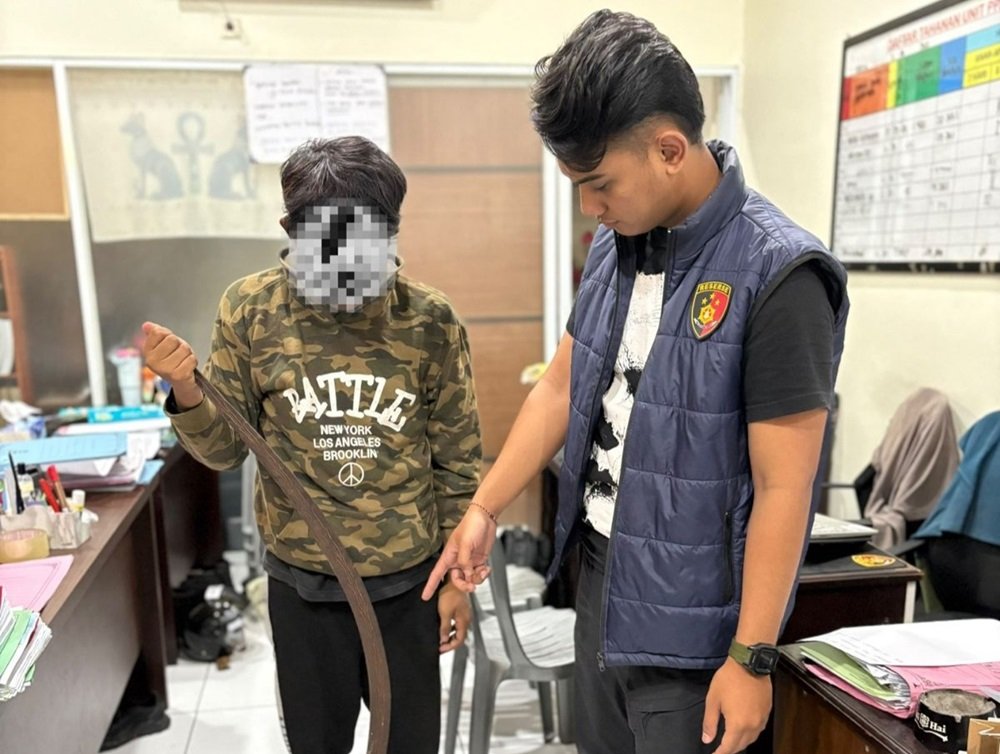 Polres Semarang mengamankan pelajar berinisial YA (16) yang diduga hendak melakukan duel satu lawan satu di Jalan Lingkar Ambarawa, Kabupaten Semarang, Rabu (26/8/2026) dini hari. Polisi menemukan celurit sepanjang sekitar 130 sentimeter yang dibawa YA setelah ajakan duel diduga disepakati melalui media sosial.