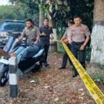 Warga Desa Pakopen, Kecamatan Bandungan, Kabupaten Semarang, menemukan bayi perempuan yang masih hidup di bawah pohon mahoni, Senin (24/8/2026) sekitar pukul 16.40 WIB. Bayi ditemukan Slamet (73) saat mencari kayu bakar dan botol bekas di depan makam desa, lalu mendapat pertolongan medis dari bidan setempat. Polisi kini menyelidiki identitas orang tua dan pihak yang meninggalkannya.