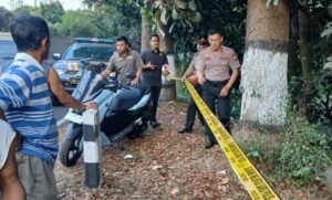 Warga Desa Pakopen, Kecamatan Bandungan, Kabupaten Semarang, menemukan bayi perempuan yang masih hidup di bawah pohon mahoni, Senin (24/8/2026) sekitar pukul 16.40 WIB. Bayi ditemukan Slamet (73) saat mencari kayu bakar dan botol bekas di depan makam desa, lalu mendapat pertolongan medis dari bidan setempat. Polisi kini menyelidiki identitas orang tua dan pihak yang meninggalkannya.