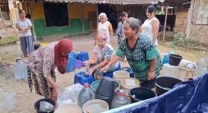 Pemkab Semarang menyiapkan pemenuhan kebutuhan air bersih bagi warga di 21 desa pada sembilan kecamatan yang terdampak kemarau panjang. Bupati Semarang Ngesti Nugraha menyampaikan langkah tersebut pada Senin (14/9/2026) dengan memprioritaskan survei geolistrik untuk mencari potensi sumber air tanah sebelum pengeboran dilakukan secara bertahap.
