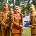 Wakil Wali Kota Salatiga Nina Agustin menyerahkan SK perpanjangan kontrak kepada 896 PPPK paruh waktu di Halaman Kantor Pemkot Salatiga, Senin (28/9/2026). Perpanjangan berlaku 1 Oktober 2026 hingga 30 September 2027 sebagai kelanjutan masa kerja dan tanggung jawab pelayanan pemerintahan. Pemkot juga meluncurkan tiga inovasi pengelolaan pendapatan daerah berbasis digital.