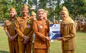 Wakil Wali Kota Salatiga Nina Agustin menyerahkan SK perpanjangan kontrak kepada 896 PPPK paruh waktu di Halaman Kantor Pemkot Salatiga, Senin (28/9/2026). Perpanjangan berlaku 1 Oktober 2026 hingga 30 September 2027 sebagai kelanjutan masa kerja dan tanggung jawab pelayanan pemerintahan. Pemkot juga meluncurkan tiga inovasi pengelolaan pendapatan daerah berbasis digital.