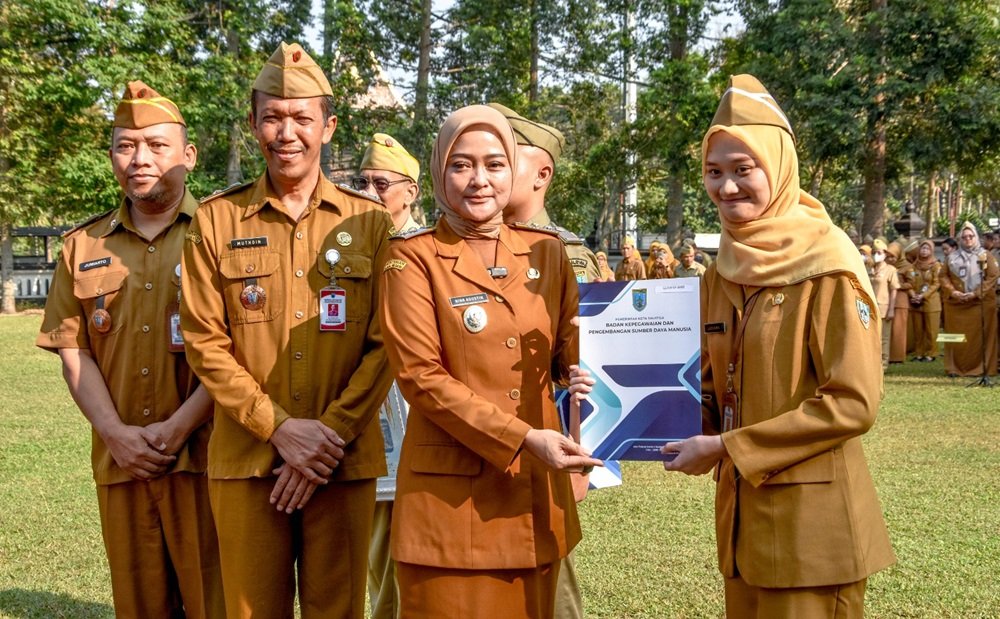 Wakil Wali Kota Salatiga Nina Agustin menyerahkan SK perpanjangan kontrak kepada 896 PPPK paruh waktu di Halaman Kantor Pemkot Salatiga, Senin (28/9/2026). Perpanjangan berlaku 1 Oktober 2026 hingga 30 September 2027 sebagai kelanjutan masa kerja dan tanggung jawab pelayanan pemerintahan. Pemkot juga meluncurkan tiga inovasi pengelolaan pendapatan daerah berbasis digital.