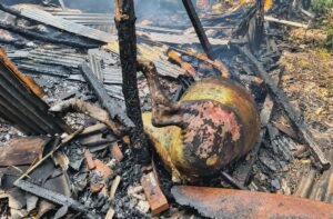 Kebakaran dari kawasan hutan merembet ke permukiman warga di Dusun Selelu, Desa Kawengen, Kabupaten Semarang, Rabu (30/9/2026). Kobaran api membakar satu rumah dan kandang berisi empat sapi. Dua sapi berhasil dievakuasi, sementara dua lainnya tewas. Pemilik ternak juga mengalami luka bakar ringan saat berupaya menyelamatkan sapinya.