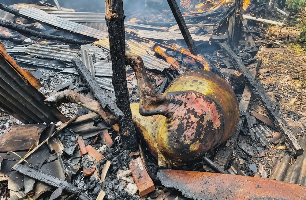 Kebakaran dari kawasan hutan merembet ke permukiman warga di Dusun Selelu, Desa Kawengen, Kabupaten Semarang, Rabu (30/9/2026). Kobaran api membakar satu rumah dan kandang berisi empat sapi. Dua sapi berhasil dievakuasi, sementara dua lainnya tewas. Pemilik ternak juga mengalami luka bakar ringan saat berupaya menyelamatkan sapinya.