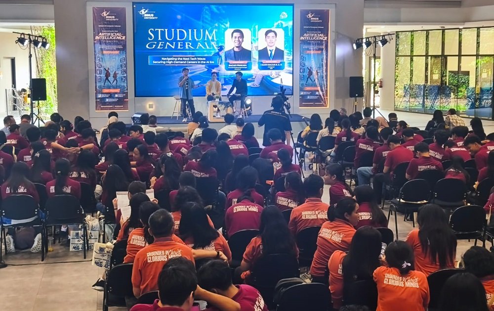 BINUS University meluncurkan Program Artificial Intelligence di BINUS @Semarang, Rabu (16/9/2026), untuk memperluas akses pendidikan AI bagi generasi muda. Program ini membekali mahasiswa dengan kemampuan teknologi, pengolahan data, berpikir kritis, dan pemecahan masalah melalui pembelajaran berbasis proyek serta kolaborasi industri agar mampu menerapkan AI secara strategis, etis, dan bertanggung jawab.