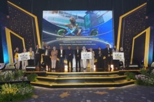 BPJS Kesehatan memperkuat standar pelayanan publik melalui Customer eXcellence 126 atau CX126 yang mengukur kualitas layanan di 126 kantor cabang. Program ini menekankan pelayanan yang mudah, cepat, setara, dan solutif dengan melibatkan pengalaman peserta. Hasil penilaian diharapkan menjadi acuan perbaikan berkelanjutan agar kualitas layanan JKN lebih konsisten di seluruh Indonesia.