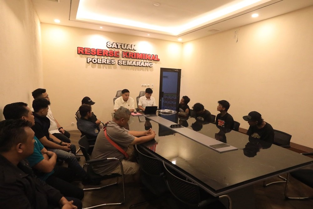 Keributan antara rombongan anak punk dan warga di SPBU Kecamatan Tengaran, Kabupaten Semarang, Selasa (15/9/2026), berakhir damai setelah dimediasi Sat Reskrim Polres Semarang. Pemilik usaha cilok Ahmad dan perwakilan rombongan Sultan sepakat menyelesaikan persoalan secara damai setelah polisi memeriksa sejumlah saksi dan pihak yang terlibat.