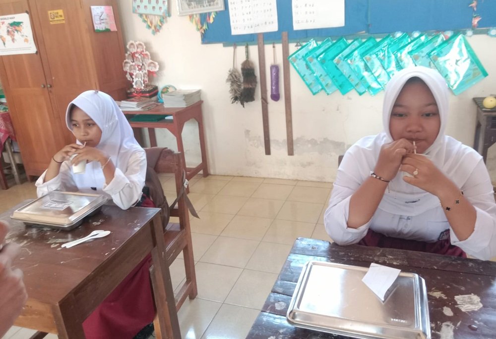 Produk susu olahan Rumah Susu Indonesia di Desa Kadirejo, Kabupaten Semarang, dipasok ke enam SPPG untuk menjadi menu tambahan Makan Bergizi Gratis (MBG). Produk berbahan 100 persen susu murni tersebut dibagikan kepada siswa di sejumlah sekolah dan diproduksi dengan bahan baku dari koperasi peternak susu di wilayah Getasan.
