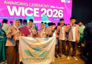 Siswa SMP RUQ Al Falah Salatiga meraih medali emas dalam World Invention Competition and Exhibition (WICE) di Selangor, Malaysia, Rabu (23/9/2026), melalui inovasi Virewaste. Game edukasi berbasis virtual reality dan board game tersebut dikembangkan untuk mengajarkan siswa menghadapi persoalan lingkungan sekaligus melatih kemampuan menganalisis masalah dan menentukan solusi.