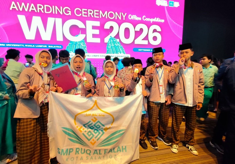 Siswa SMP RUQ Al Falah Salatiga meraih medali emas dalam World Invention Competition and Exhibition (WICE) di Selangor, Malaysia, Rabu (23/9/2026), melalui inovasi Virewaste. Game edukasi berbasis virtual reality dan board game tersebut dikembangkan untuk mengajarkan siswa menghadapi persoalan lingkungan sekaligus melatih kemampuan menganalisis masalah dan menentukan solusi.