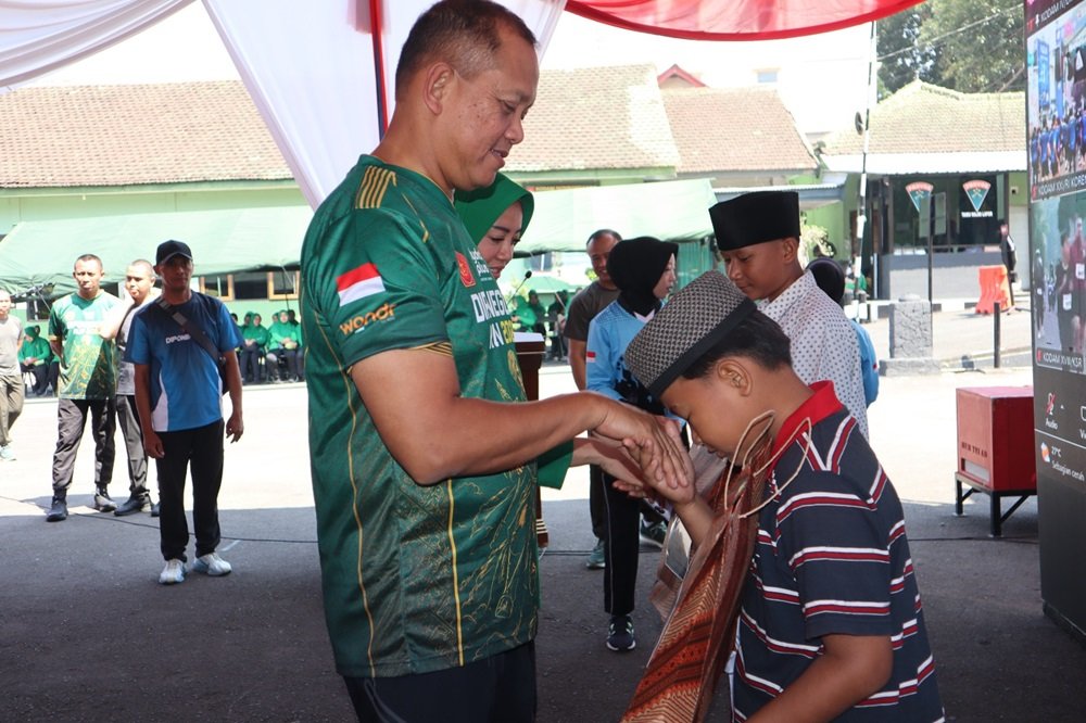 TNI menggelar bhakti sosial kesehatan, khitanan gratis, dan pembagian bingkisan di Makodim 0714/Salatiga, Jalan Diponegoro, Sidorejo, Minggu (20/9/2026), dalam rangka HUT ke-81 TNI dan HUT ke-76 Kodam IV/Diponegoro. Kegiatan dihadiri Pangdam IV/Diponegoro Mayjen TNI Achiruddin Darojat sebagai bentuk pengabdian dan kepedulian kepada masyarakat.