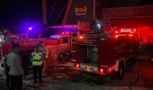 Kebakaran melanda kandang ayam milik warga di Jalan Ki Penjawi, Sarirejo, Sidorejo Lor, Salatiga, Senin (14/9/2026) petang. Kebakaran diduga dipicu aktivitas pembakaran sampah kering yang menjalar ke kandang. Petugas Polsek Sidorejo, Damkar, BPBD, dan warga memadamkan api. Tidak ada korban jiwa, namun sekitar 40 ayam terdampak.