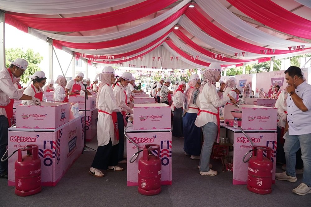 Sebanyak 8.100 porsi Ayam Kecap Rempah Nusantara dimasak serentak di sembilan kota Indonesia pada Minggu (6/9/2026), termasuk 750 porsi di Semarang. Kegiatan Bright Gas bersama pelanggan dan komunitas tersebut digelar untuk memperingati Hari Pelanggan Nasional sekaligus membidik pencatatan Rekor MURI.