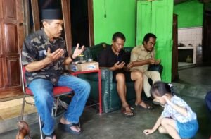 Haryono (58), warga Desa Diwak, Bergas, Kabupaten Semarang, selamat dari tenggelamnya KM Virgo 8 di perairan Masalembo, Minggu (13/9/2026). Ia bersama sembilan korban lain bertahan di rakit penolong sebelum ditemukan kapal nelayan. Haryono mengaku mengalami sejumlah kejadian yang dianggapnya sebagai firasat sebelum kapal berangkat menuju Kalimantan Tengah.