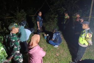 Warga Dusun Kropoh, Desa Duren, Kecamatan Bandungan, Kabupaten Semarang, digegerkan penemuan bayi perempuan terkubur di kebun pada Kamis (3/9/2026) sore. Bayi itu ditemukan Gendro Susanto saat mencari rumput sekitar pukul 15.30 WIB setelah melihat gundukan tanah baru, kemudian polisi mengamankan TKP dan menyelidiki pihak yang bertanggung jawab.