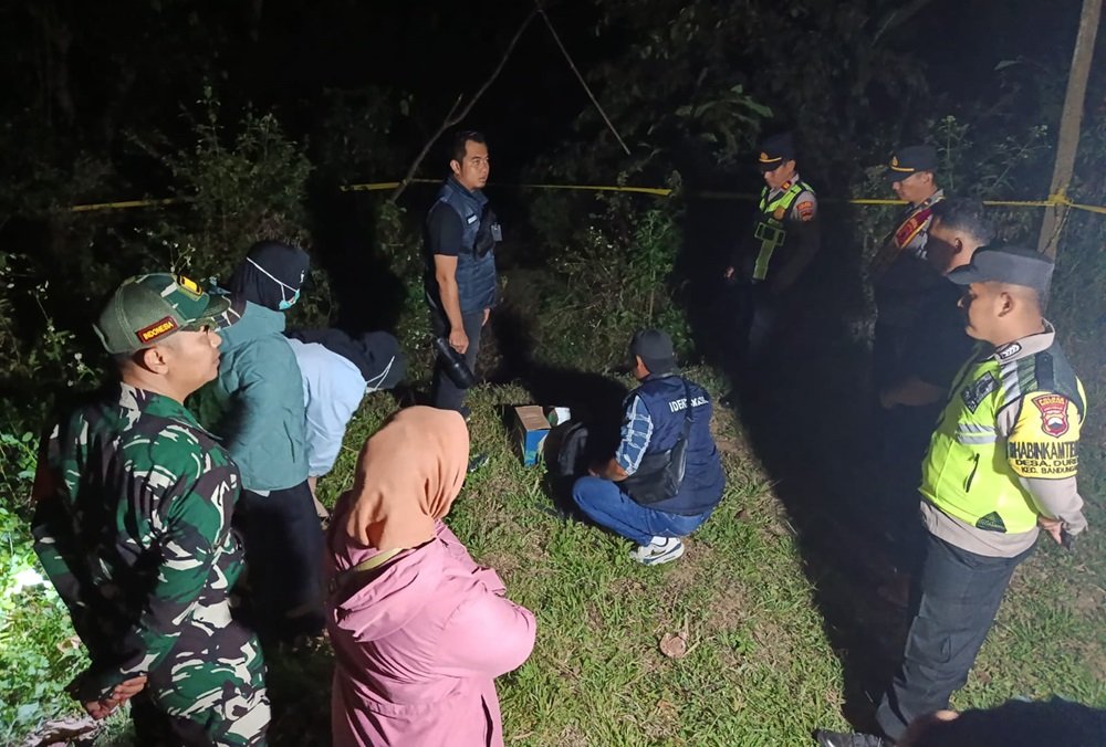 Warga Dusun Kropoh, Desa Duren, Kecamatan Bandungan, Kabupaten Semarang, digegerkan penemuan bayi perempuan terkubur di kebun pada Kamis (3/9/2026) sore. Bayi itu ditemukan Gendro Susanto saat mencari rumput sekitar pukul 15.30 WIB setelah melihat gundukan tanah baru, kemudian polisi mengamankan TKP dan menyelidiki pihak yang bertanggung jawab.