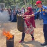 Sebanyak 50 anggota Dawis Kelurahan Noborejo mengikuti edukasi pencegahan dan praktik pemadaman kebakaran yang digelar Damkar Satpol PP Kota Salatiga, Rabu (23/9/2026). Kegiatan berlangsung di Kelurahan Noborejo selama sekitar dua setengah jam, mencakup praktik pemadaman api secara tradisional serta penanganan kebocoran gas.