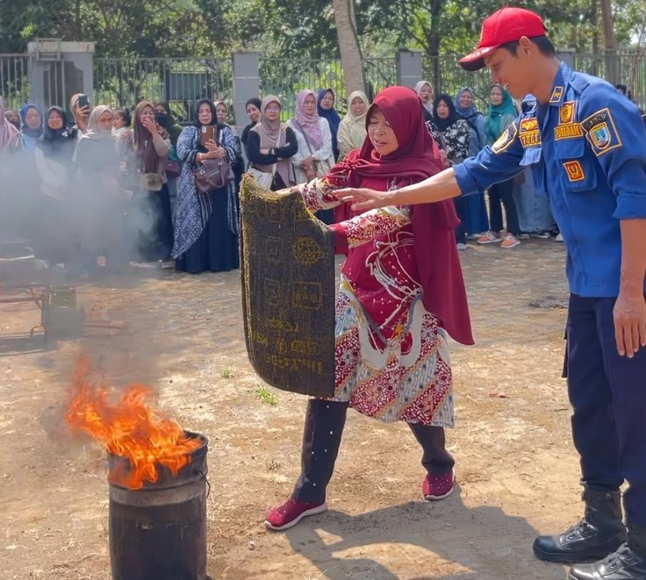 Sebanyak 50 anggota Dawis Kelurahan Noborejo mengikuti edukasi pencegahan dan praktik pemadaman kebakaran yang digelar Damkar Satpol PP Kota Salatiga, Rabu (23/9/2026). Kegiatan berlangsung di Kelurahan Noborejo selama sekitar dua setengah jam, mencakup praktik pemadaman api secara tradisional serta penanganan kebocoran gas.