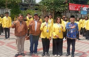 Sebanyak 60 mahasiswa UNNES diterjunkan ke Kecamatan Argomulyo untuk mengikuti KKN Angkatan 17, Selasa (22/9/2026). Kegiatan ini diarahkan untuk membantu menghadapi darurat sampah di Salatiga melalui pemberdayaan masyarakat. Mahasiswa diharapkan menjadi agen perubahan dengan mendorong kesadaran dan keterlibatan warga dalam pengelolaan sampah secara berkelanjutan.