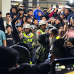Polres Semarang mengamankan lima orang yang diduga terlibat upaya penjambretan terhadap perempuan di Dusun Panggang, Desa Kaliwungu, Kabupaten Semarang, Jumat (18/9/2026). Upaya perampasan gagal setelah korban melawan dan tiga pelaku terjatuh di jalan licin, kemudian diamankan polisi untuk mencegah amukan massa serta diproses sesuai ketentuan hukum.