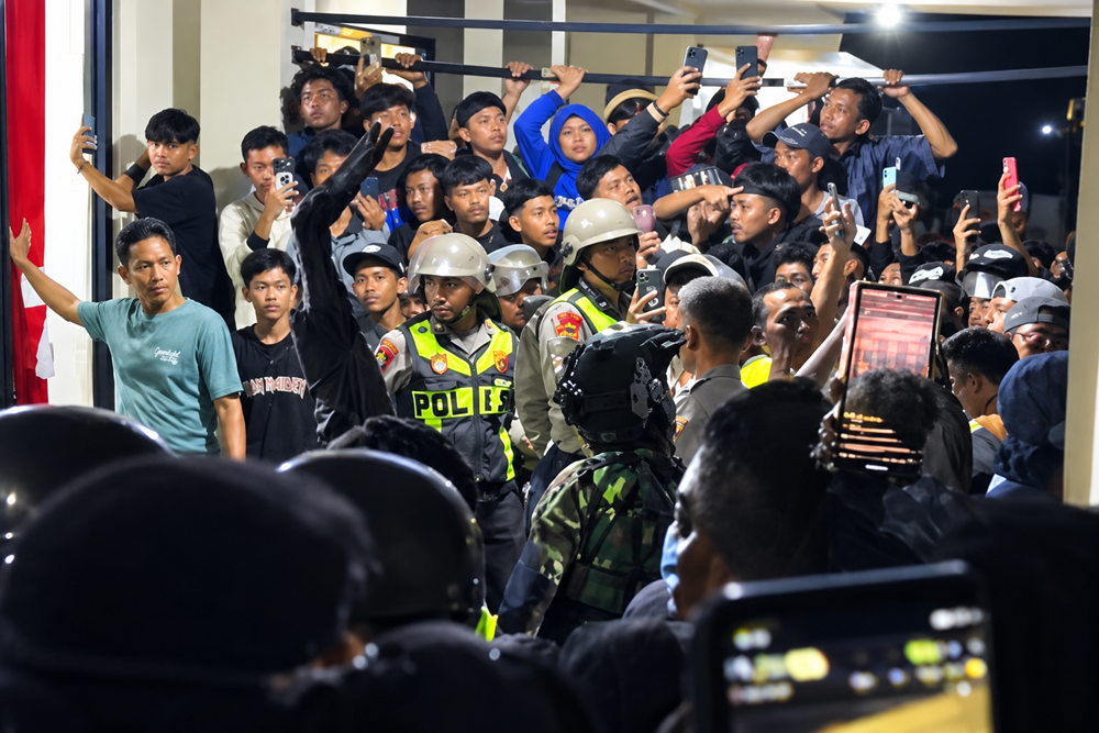 Polres Semarang mengamankan lima orang yang diduga terlibat upaya penjambretan terhadap perempuan di Dusun Panggang, Desa Kaliwungu, Kabupaten Semarang, Jumat (18/9/2026). Upaya perampasan gagal setelah korban melawan dan tiga pelaku terjatuh di jalan licin, kemudian diamankan polisi untuk mencegah amukan massa serta diproses sesuai ketentuan hukum.