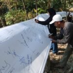 Sejumlah warga yang tergabung dalam Aliansi Semar Gugat menggelar aksi tanda tangan massal menolak rencana pengeboran geothermal Gunung Ungaran di Basecamp Kendalisodo, Desa Samban, Bawen, Kabupaten Semarang, Rabu (2/9/2026). Mereka meminta rencana tersebut dikaji serius karena khawatir aktivitas pengeboran berdampak terhadap lingkungan dan sumber air masyarakat.