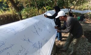 Sejumlah warga yang tergabung dalam Aliansi Semar Gugat menggelar aksi tanda tangan massal menolak rencana pengeboran geothermal Gunung Ungaran di Basecamp Kendalisodo, Desa Samban, Bawen, Kabupaten Semarang, Rabu (2/9/2026). Mereka meminta rencana tersebut dikaji serius karena khawatir aktivitas pengeboran berdampak terhadap lingkungan dan sumber air masyarakat.