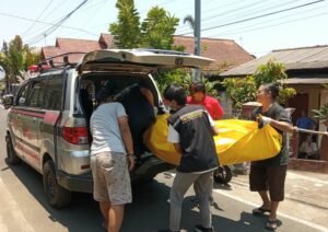 Lansia berinisial G, 78 tahun, ditemukan meninggal di kamar kos kawasan Ringinawe, Ledok, Argomulyo, Salatiga, Minggu (27/9/2026). Warga menemukan korban setelah hendak mengantarkan makanan dan tidak mendapat respons. Polisi bersama tenaga medis memeriksa lokasi dan menyatakan tidak menemukan tanda kekerasan, sementara korban diketahui mengalami hipertensi.