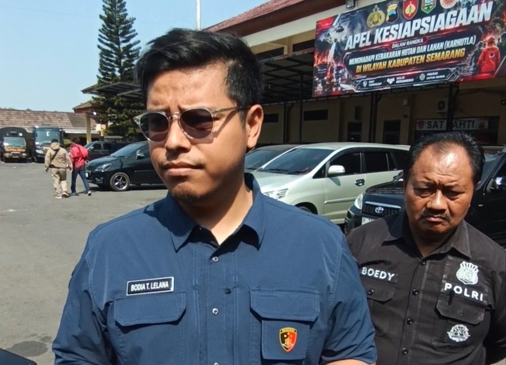 Identitas kerangka manusia yang ditemukan di kawasan Jangli, Kota Semarang, mulai mengerucut setelah keluarga mengenali sejumlah ciri yang mirip dengan Mozza Axillia Gunarsa, remaja yang hilang sejak Juni 2025. Polisi masih melakukan pemeriksaan forensik dan pencocokan DNA untuk memastikan identitas kerangka tersebut secara ilmiah.