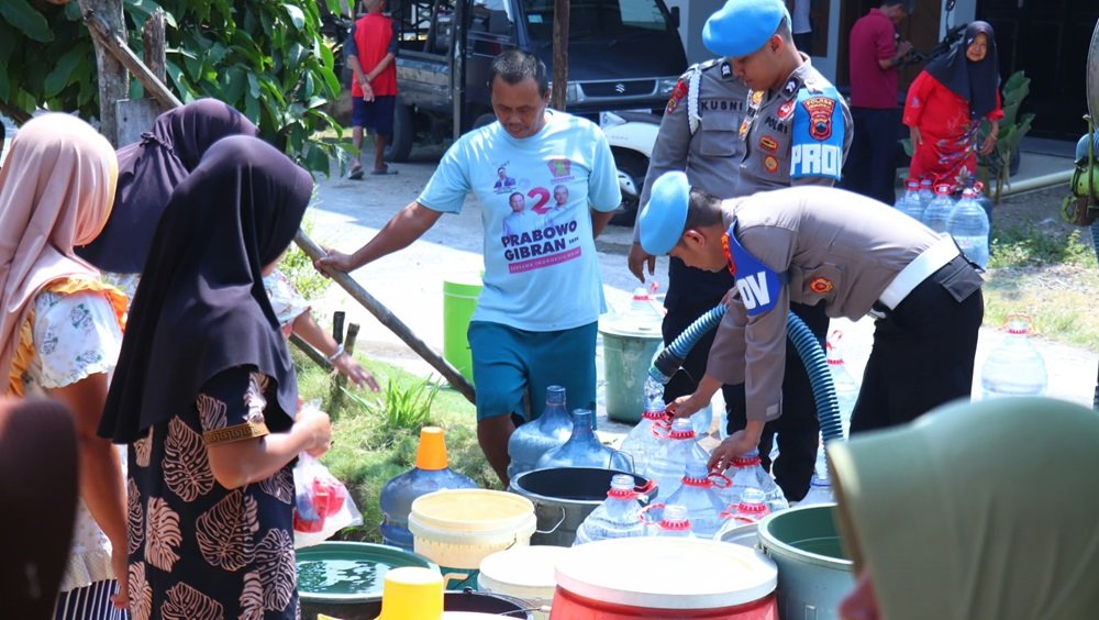Bidpropam Polda Jawa Tengah bersama Sipropam Polres Salatiga menyalurkan bantuan air bersih kepada warga Kelurahan Randuacir, Kecamatan Argomulyo, Kota Salatiga, Senin (21/9/2026). Bantuan diberikan dalam rangka HUT ke-24 Propam Polri untuk membantu masyarakat yang terdampak kemarau dan mengalami penurunan debit sumber air melalui distribusi empat mobil tangki di empat titik.