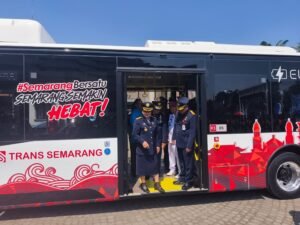 Wali Kota Semarang Agustina Wilujeng meluncurkan bus listrik Trans Semarang di Balai Kota Semarang, Rabu (23/9/2026), sebagai awal gerakan elektrifikasi transportasi publik. Bus listrik tersebut dijadwalkan beroperasi mulai 25 September setelah uji coba, dengan tahap awal melayani Koridor 1 rute Terminal Mangkang–Penggaron pulang-pergi.