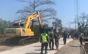 Pemkab Demak mempercepat pembangunan infrastruktur di hampir seluruh kecamatan, termasuk normalisasi Sungai Onggorawe, Sungai Daleman, dan Sungai Tuntang Lama di Bonang. Pekerjaan juga mencakup saluran air, jalan, jembatan, dan bangunan gedung. Seluruh proyek ditargetkan selesai pada Desember 2026, dengan penanganan bangunan di area normalisasi disesuaikan kondisi teknis dan legalitas.